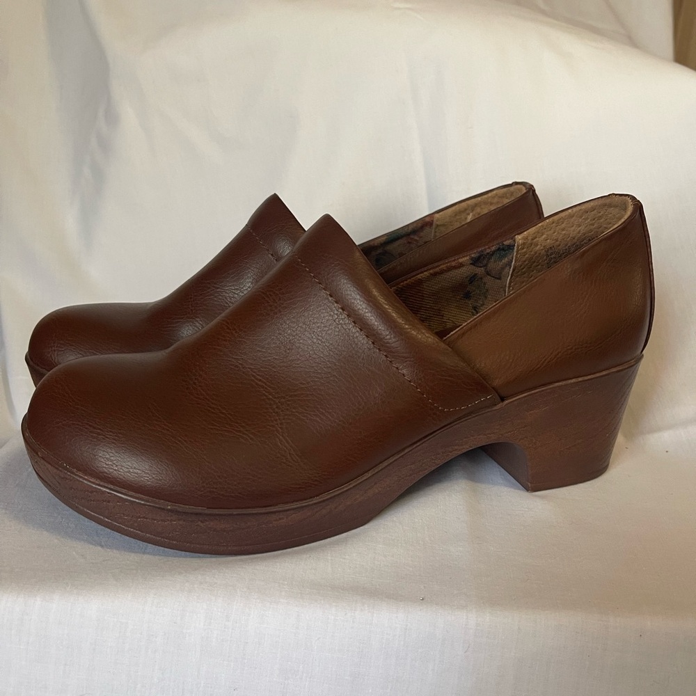 BORN b.o.c. Jaylin Clog | excellent condition, only worn once. Size 9M. BROWN.